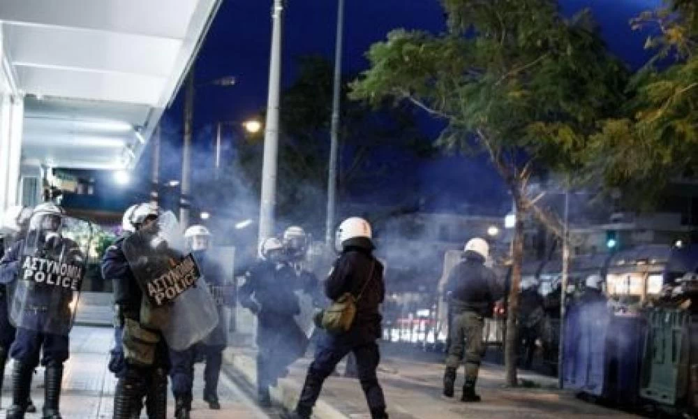 Πατέρας αστυνομικού: Χτυπήθηκε στο κεφάλι μα είναι καλά